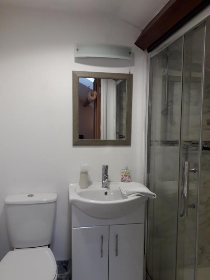 Brook Barn B&B Hale  Экстерьер фото